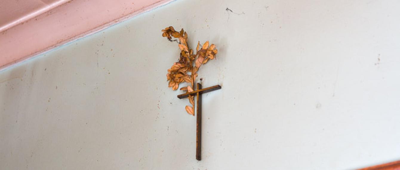christelijk kruis aan muur in huis