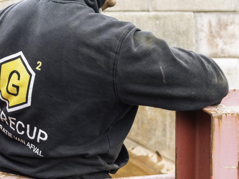 werknemer van GG Recup in uniform 