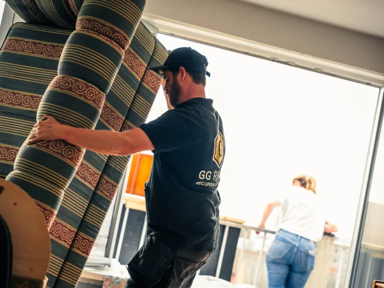 weghalen van een zetel bij een appartement ontruiming