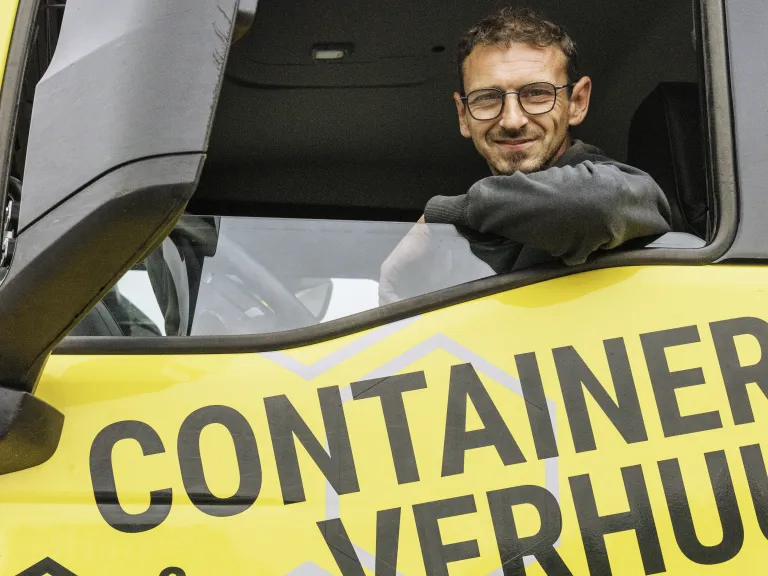 werknemer van GG Recup aan het stuur van een vrachtwagen