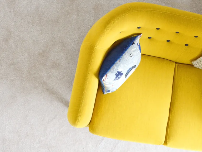 gele sofa